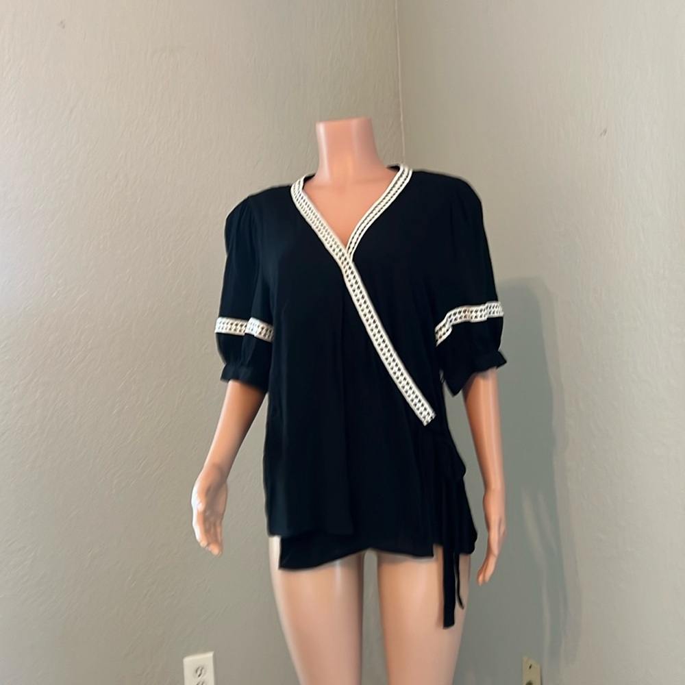 Vince Camuto short sleeve wrap around BLOUSE BLACK/WHITE trim Sz Large NWT #51